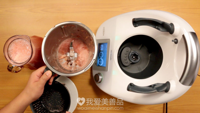酸酸甜甜的西瓜柠檬水 – 视频教程 – 美善品食谱,后可以看到西瓜籽都留在了锅底