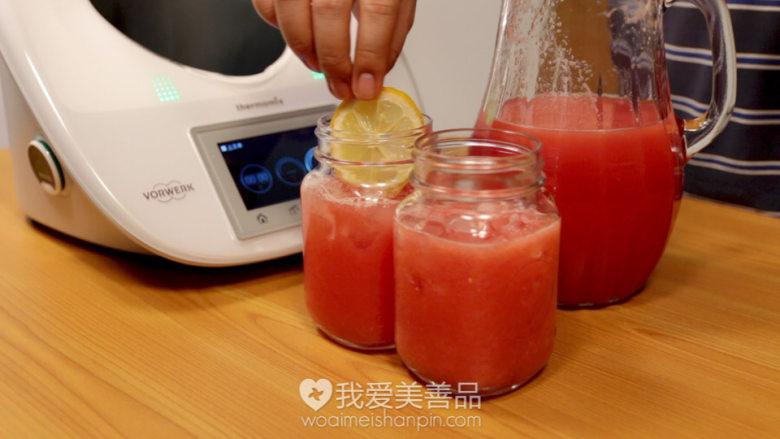 酸酸甜甜的西瓜柠檬水 – 视频教程 – 美善品食谱,也可以放上一片柠檬片来做装饰