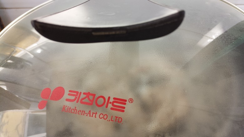 排骨炖豆角,盖盖子小火炖十分钟。