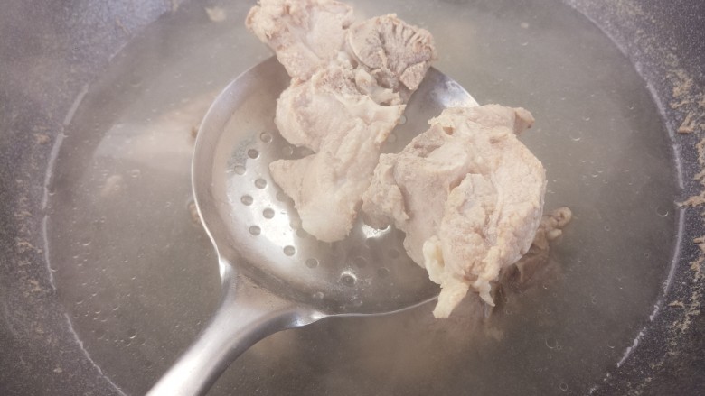 排骨炖豆角,然后把排骨捞出来。