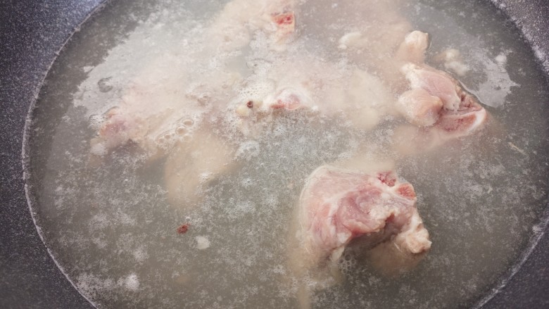 排骨炖豆角,先把锅里烧水，<a style='color:red;display:inline-block;' href='/shicai/ 434'>排骨</a>放进去焯水。