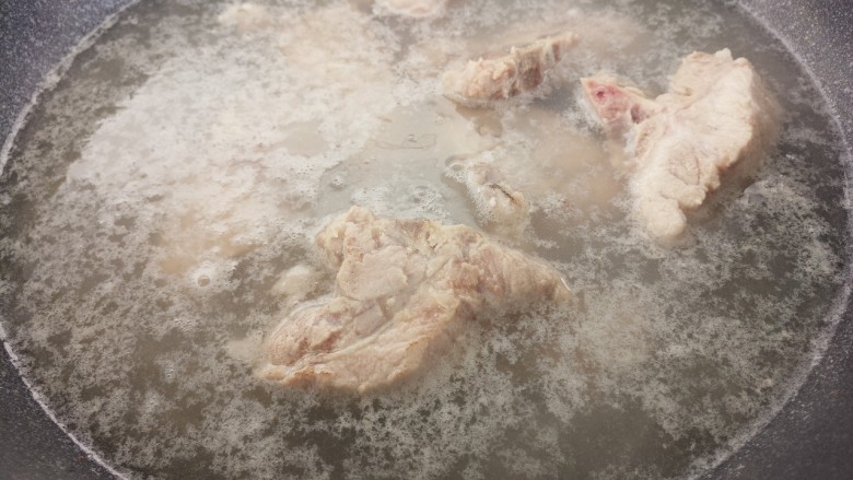 排骨炖豆角,水烧开，排骨变色。