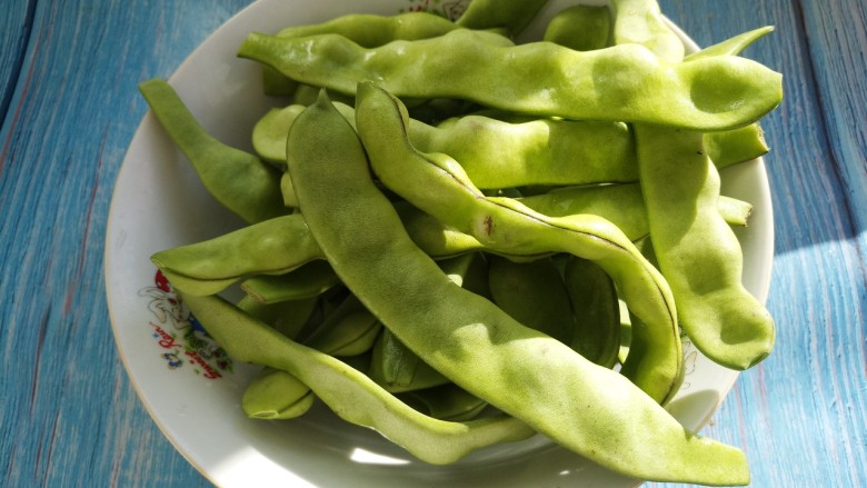 排骨炖豆角,把<a style='color:red;display:inline-block;' href='/shicai/ 3639'>豆角</a>洗干净，头和尾去掉。