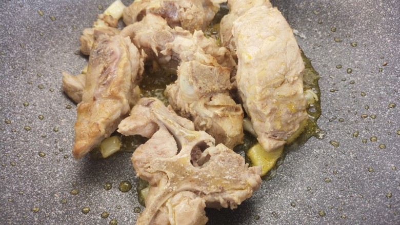 排骨炖豆角,把排骨翻炒几下。