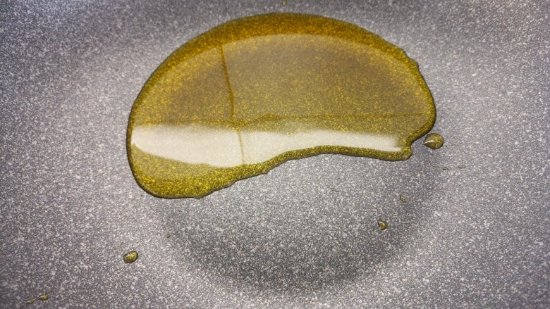 排骨炖豆角,锅里热油。