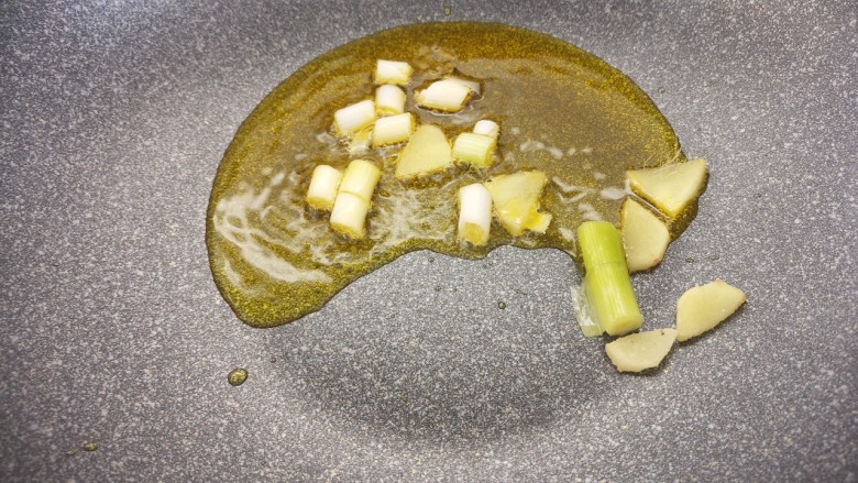 排骨炖豆角,把葱和姜爆香。