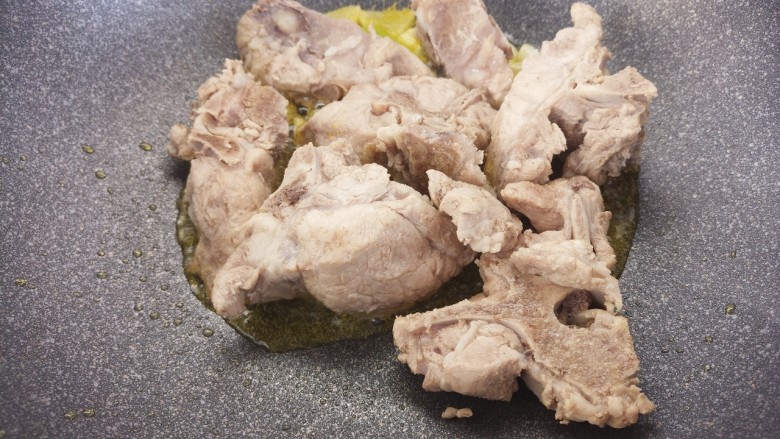 排骨炖豆角,然后加入排骨炒。