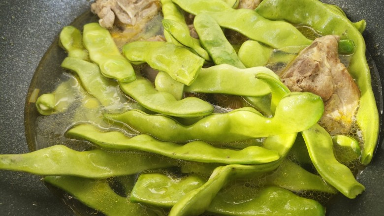 排骨炖豆角,加入适量的水。