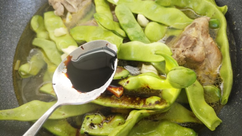 排骨炖豆角,然后加一勺<a style='color:red;display:inline-block;' href='/shicai/ 762'>老抽</a>。