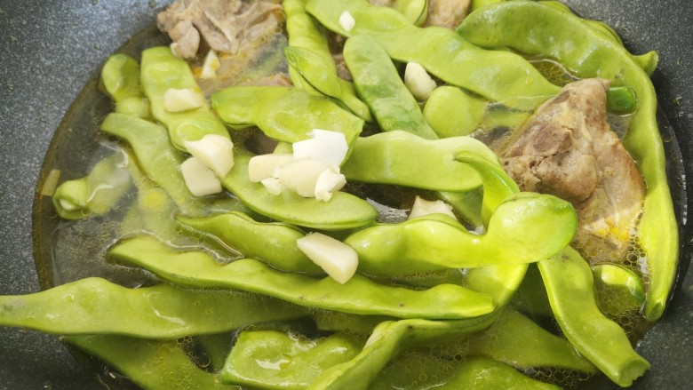 排骨炖豆角,再加入蒜片。