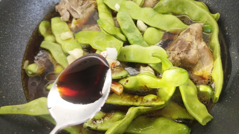 排骨炖豆角,一勺<a style='color:red;display:inline-block;' href='/shicai/ 788'>生抽</a>。