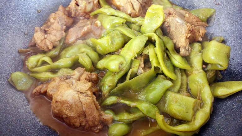 排骨炖豆角,然后盖盖子，小火炖二十五分钟即可。