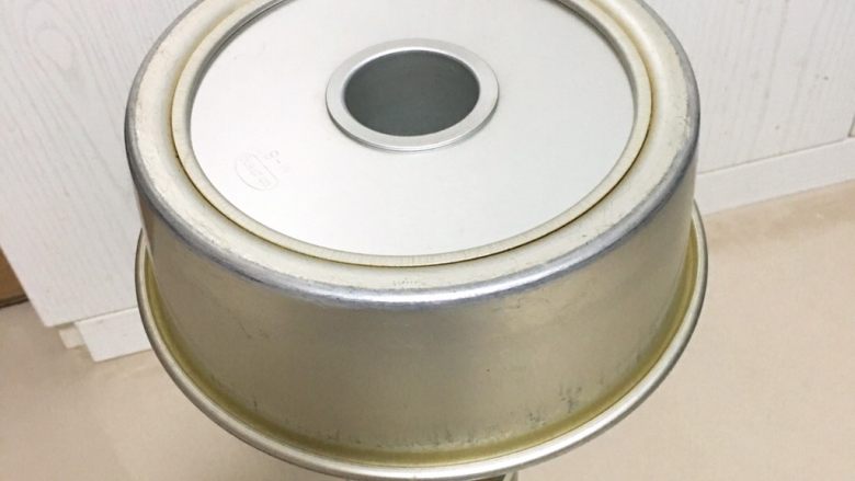 中空酸奶蛋糕,烤完后倒扣放凉,三小时后再脱模。