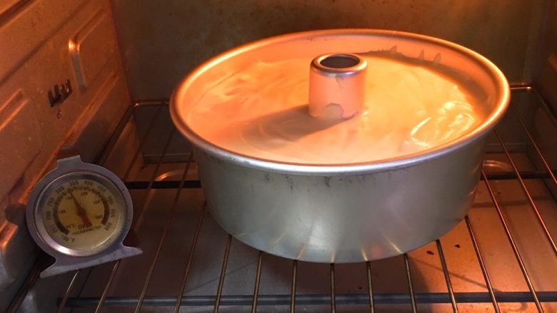 中空酸奶蛋糕,烤箱预热至150度,烤制40分钟。