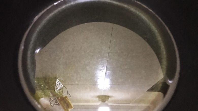 超过瘾的灯影牛肉丝,小锅里加入稍微多的油,大概120到150克