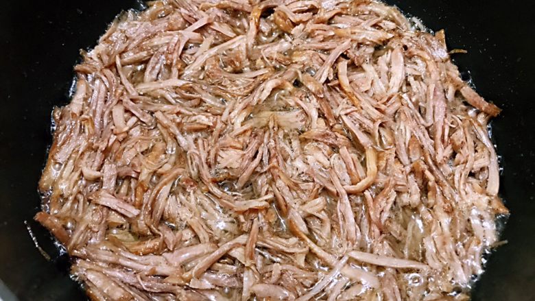 超过瘾的灯影牛肉丝,开小火慢慢炸牛肉丝
记得要多翻几次才炸的均匀哦
