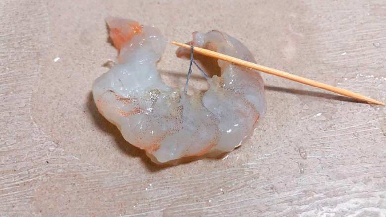 【宝宝辅食】鲜虾杂蔬蛋卷,虾用牙签挑去虾线
去虾线小贴士:
一手拿虾,一手拿牙签轻轻在虾头和虾身连接的第一个关节向外挑,虾线就会被挑出,一般靠近虾头一边的虾线会先挑出来,慢慢用手拽虾线,虾线靠近尾部的一端就会全部拉出来。