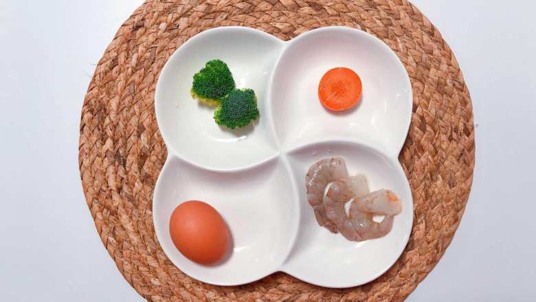 【宝宝辅食】鲜虾杂蔬蛋卷,准备食材:鸡蛋 1个、西蓝花 2小朵、胡萝卜 10 g、鲜虾 1只