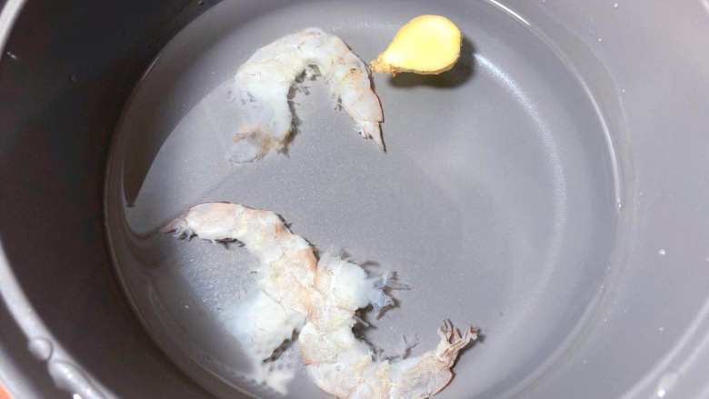 【宝宝辅食】鲜虾杂蔬蛋卷,另起锅虾仁冷水入锅,放一片姜片去腥,煮3分钟。