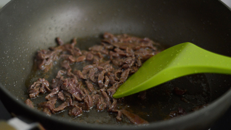 牛肉丝拌面,炒至牛肉变色后加入姜末,翻炒均匀后盛出