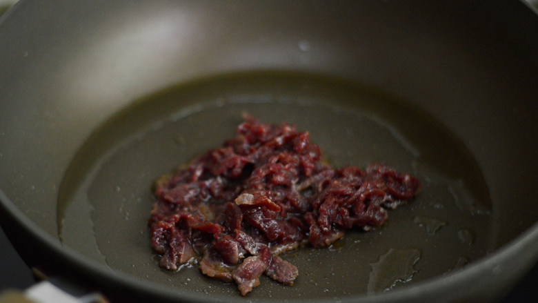 牛肉丝拌面,锅里烧热油,放入牛肉丝