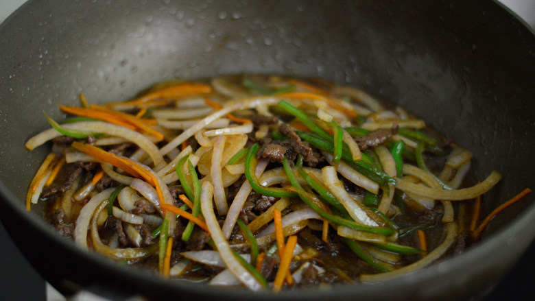 牛肉丝拌面,调入<a style='color:red;display:inline-block;' href='/shicai/ 692'>酱油</a>,翻炒均匀
