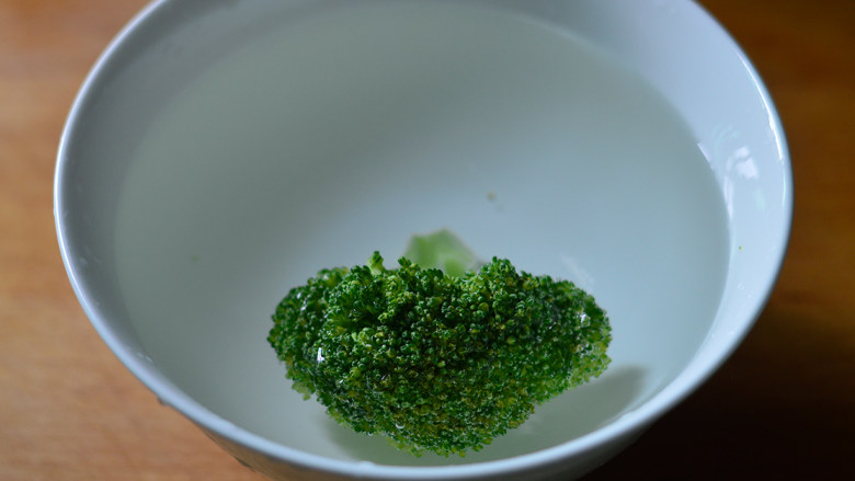 番茄西兰花面(辅食),<a style='color:red;display:inline-block;' href='/shicai/ 119'>西兰花</a>用盐水浸泡30分钟