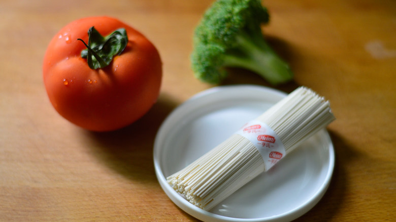 番茄西兰花面（辅食）,材料准备好