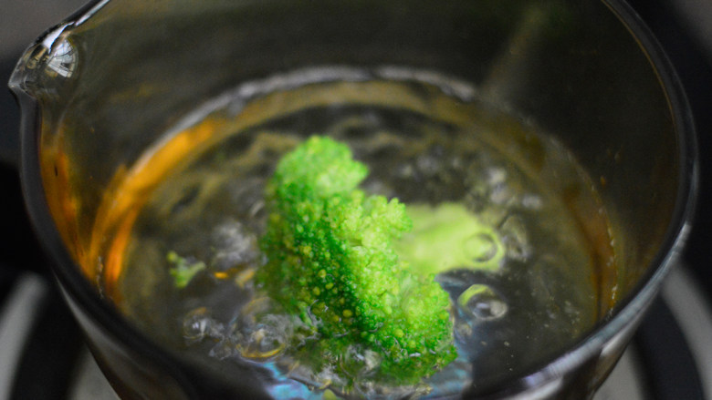 番茄西兰花面(辅食),将泡好的西兰花仔细清洗干净,放入滚水中焯烫1分钟