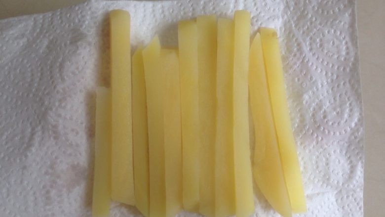 烤箱版薯条,如果土豆条还有水分,就用厨房纸吸干水分。