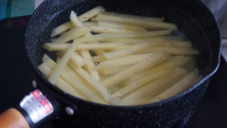 烤箱版薯条,倒入土豆条,煮2分钟左右,不用煮软。