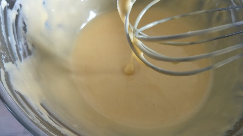 网红豆乳盒子,搭配水果更好吃,手法是Z字,不要划圈。加入蛋黄,搅拌均匀,得到细腻的蛋糕糊。