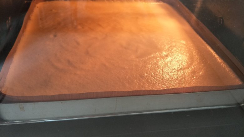 网红豆乳盒子,搭配水果更好吃,倒入烤盘,放入提前预热的烤箱中,185度18分钟。