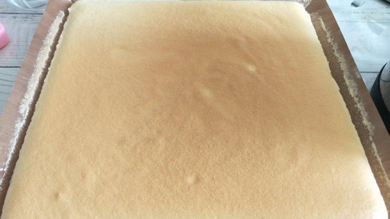 网红豆乳盒子,搭配水果更好吃,出炉震出热气,放置到晾网上。