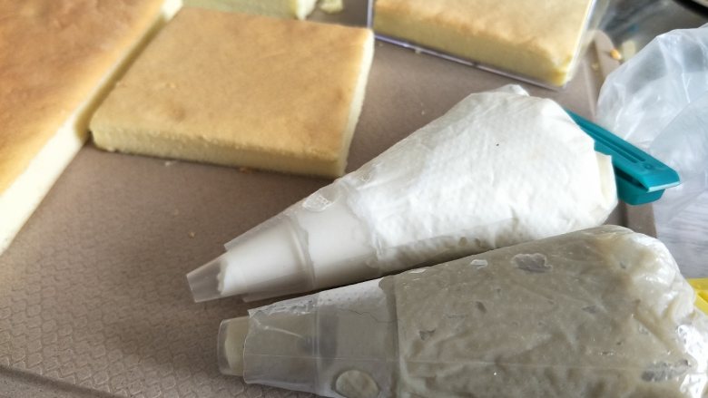 网红豆乳盒子,搭配水果更好吃,准备制作奶油,以及做好的豆乳卡仕达酱。(卡仕达酱的制作:豆乳卡仕达酱:黑豆浆过滤后300克;蛋黄3个;低筋面粉30克;玉米淀粉10克;细砂糖40克。蛋黄加入细砂糖,筛入低筋面粉和淀粉,搅匀,倒入煮沸的豆浆液,搅拌,再倒入奶锅中,上火加热,不停搅拌到出现浓稠的状态,离火放入冷水容器,继续不停搅拌到顺滑的酱,贴表面保鲜膜。放冰箱冷藏)卡仕达酱可以详细见我的卡仕达酱的制作食谱