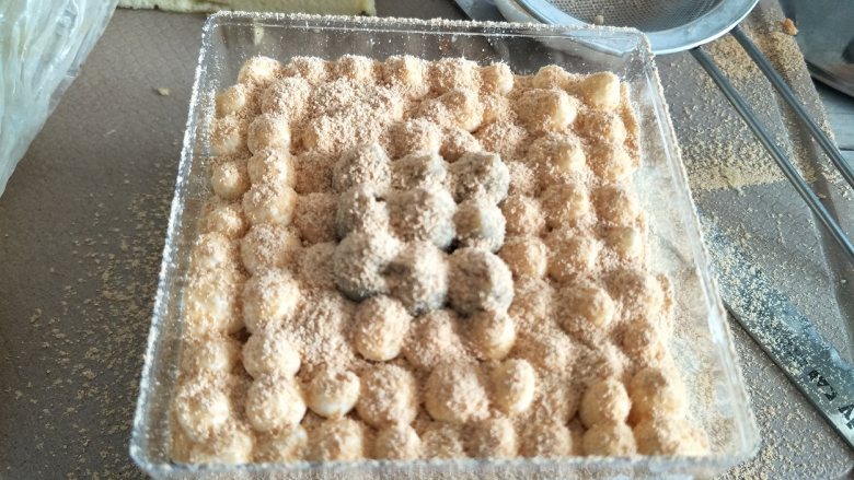 网红豆乳盒子,搭配水果更好吃,取一片蛋糕放到盒子底部。抹一层奶油。挤一层豆乳,并筛上熟的黄豆粉。再加一片蛋糕片,同样,抹一层奶油,挤一层豆乳,筛上熟黄豆粉,即可。