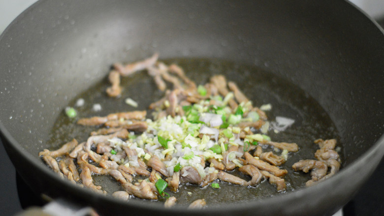 鱼香茭白肉丝,接着放入葱姜蒜沫,翻炒出香味
