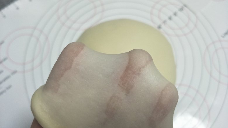 烘焙入门级基础小餐包,说明一下:扩展阶段后,加入黄油和盐,继续打面,面团非常的光滑,检查面团的状态是,可以拉出大片,很结实,而且比较薄的膜的时候,这个状态,一般我们可以制作吐司等面包。
小餐包的话,只要达到1的状态就可以了(比较结实的大片膜,不需要很薄)
