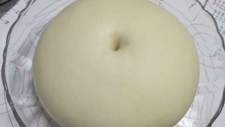 烘焙入门级基础小餐包,面团大约2倍大,检查发酵完成的标准就是,手指沾粉,戳洞不回缩,或非常轻微的回缩。如果一下就塌陷,就是发过了,如果洞口很快回缩,就说明发酵还不足。