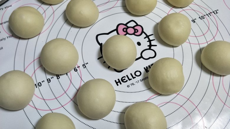 烘焙入门级基础小餐包,称重好面团后,等分16个面团。用手滚圆的方式,可以有效的排出发酵产生的气泡了。