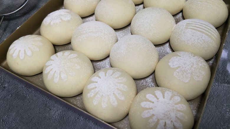烘焙入门级基础小餐包,可以用膜片筛上图案,也可以撒芝麻。还可以涂蛋液。甚至什么也不加,都是可以的。