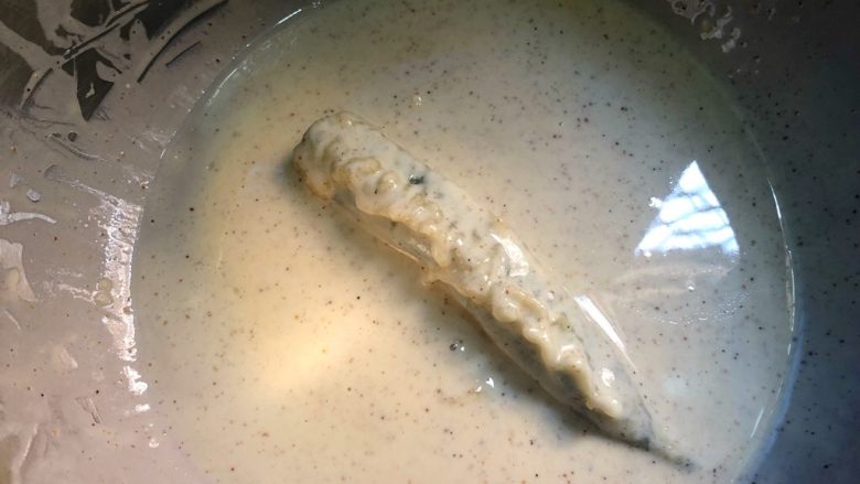 椒盐秋葵,把秋葵重新放入面糊里,均匀的沾上面糊