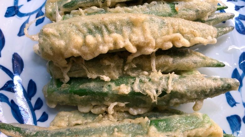 椒盐秋葵,炸好沥干油,放入盘里