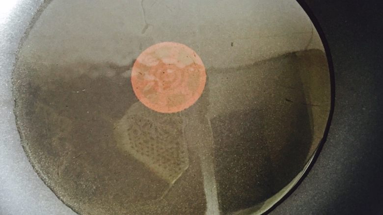 下酒菜+姜葱炒梭子蟹,锅中倒入食用油加热至7成热(食用油可多一点)