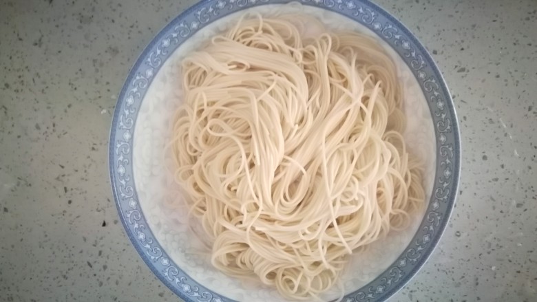 低配版—干挑面,面煮熟,天气太热,也可以把煮好的面过凉水,看个人爱好~