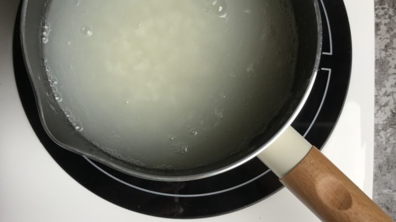 夏日开胃营养粥~香菇蔬菜鸡肉粥,6️⃣大米清洗干净,放入奶锅中,加入适量的水。
先用1800度烧开水后,转600度小火煮30分钟。