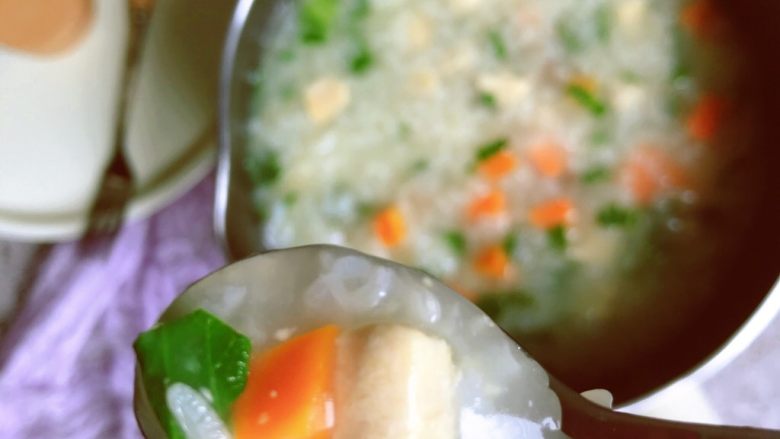 夏日开胃营养粥~香菇蔬菜鸡肉粥,五颜六色得粥不但颜值高,吃起来也很有营养哒!