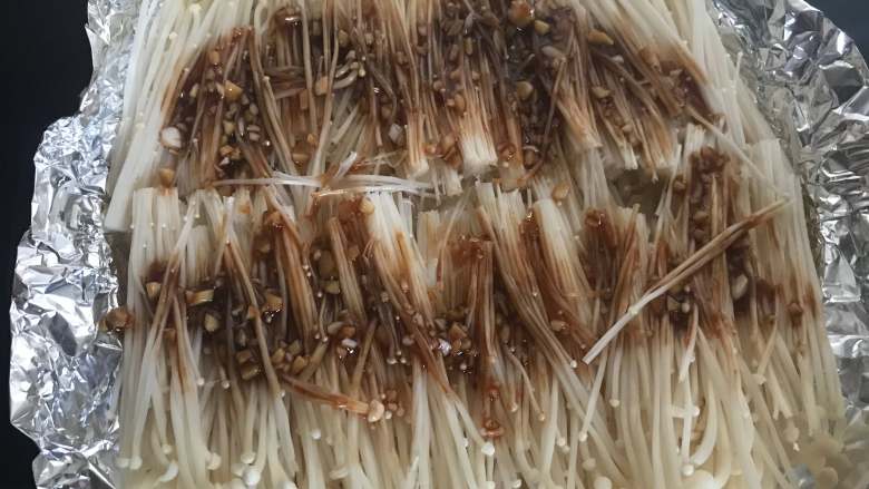 夏日必点~烧烤金针菇,将料汁给金针菇先刷一层,放入烤箱最底层200度烤8分钟。