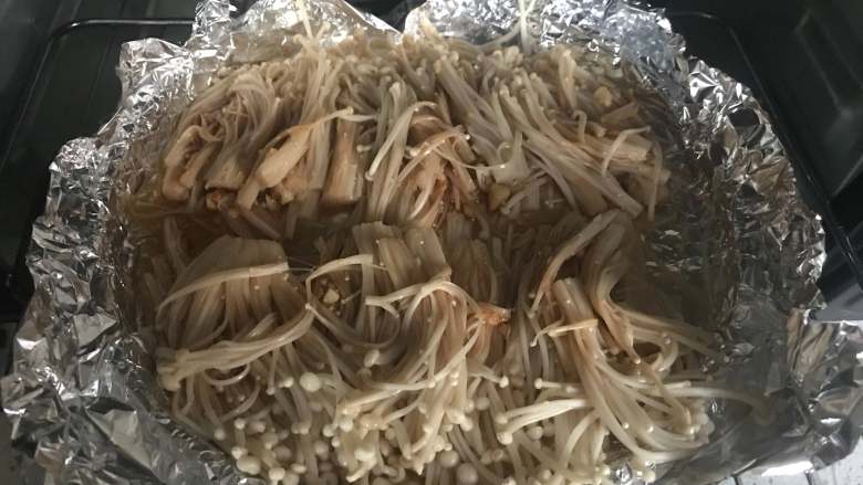 夏日必点~烧烤金针菇, 烤箱拿出来翻下金针菇。