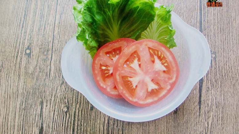 肯德基超级塔可,准备生菜、番茄片